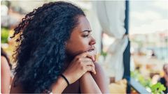 une femme pensive