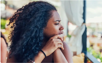une femme pensive