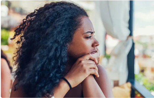 une femme pensive