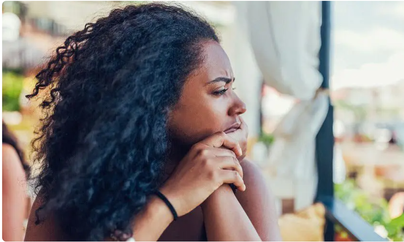 une femme pensive