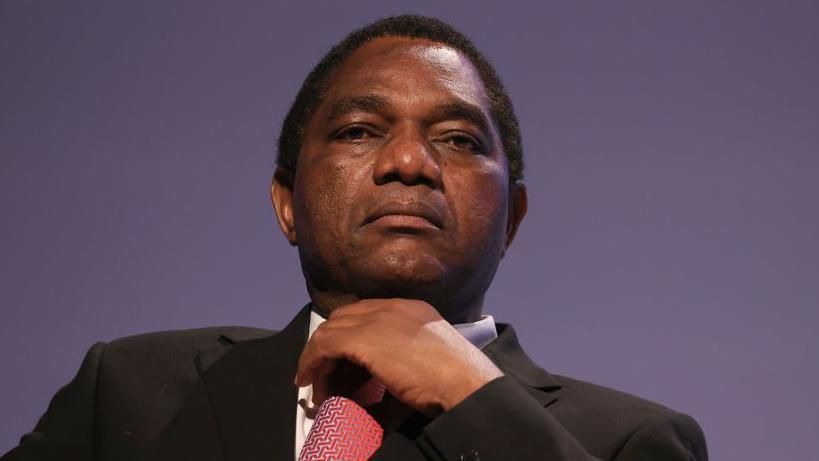 2 hommes avec un caméléon vivant tentaient d’ensorceler ce Président africain
