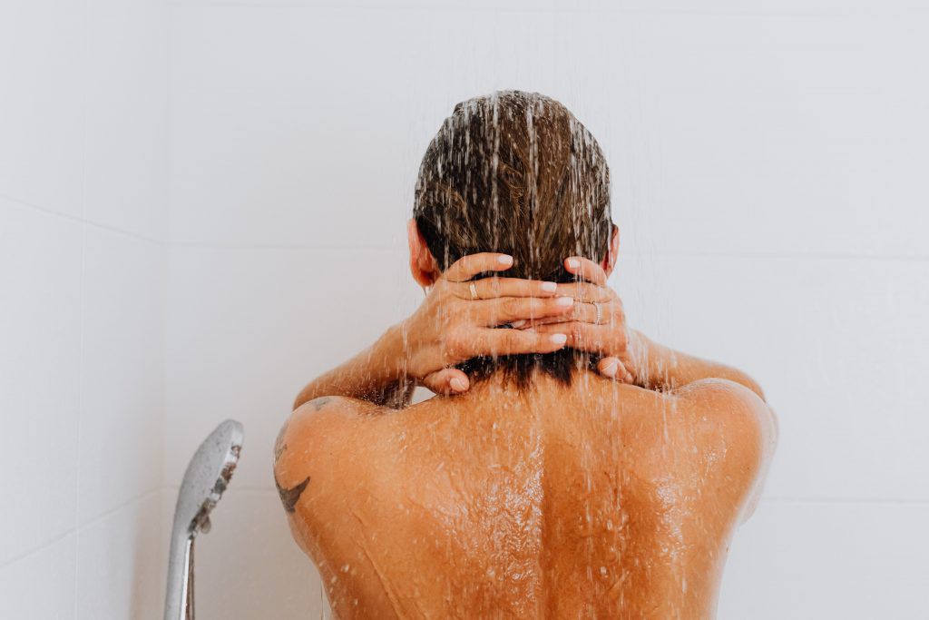 Pourquoi vous devriez arrêter de prendre votre douche le matin