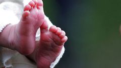 Elle étrangle à mort son bébé jusqu'à ce que du sang coule de sa bouche