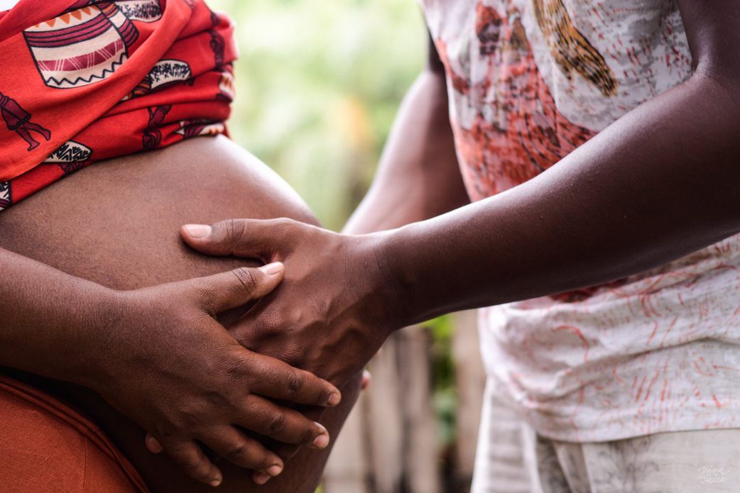 Elle étrangle à mort son bébé jusqu'à ce que du sang coule de sa bouche