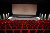 Elle se rend au cinéma et décède en pleine séance en regardant le film...