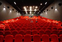 Elle se rend au cinéma et décède en pleine séance en regardant le film...