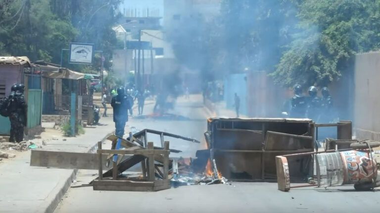 Comme Sonko à Ziguinchor,   Farba Ngom gardé par ses jeunes avant sa convocation