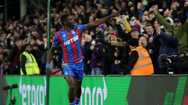 Aston Villa chute lourdement à Crystal Palace avec un doublé de Sarr
