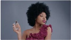 une femme qui sent bon