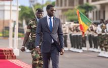 Sonko invisible, gouvernement absent : Diomaye Faye accueilli par…