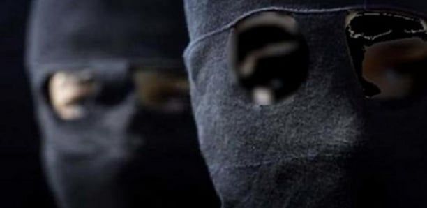Le domicile du rappeur Ngaaka Blindé saccagé, sa voiture caillaissée