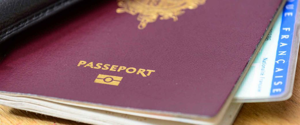 Un commerçant arrêté avec 23 passeports, 20 cachets de divers pays, 1 pistolet…