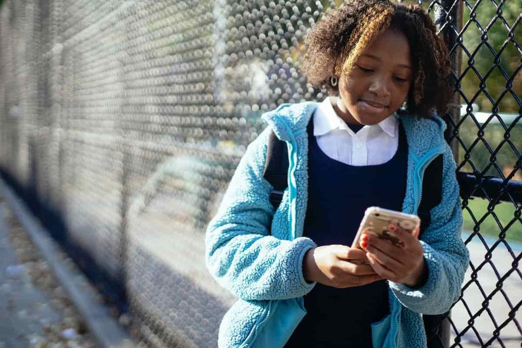 Smartphones avant 13 ans : quels dangers sur la santé des enfants ?