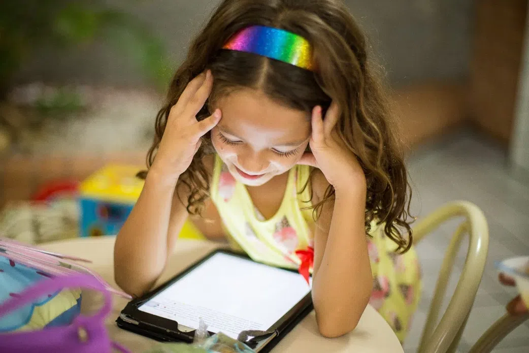 Smartphones avant 13 ans : quels dangers sur la santé des enfants ?