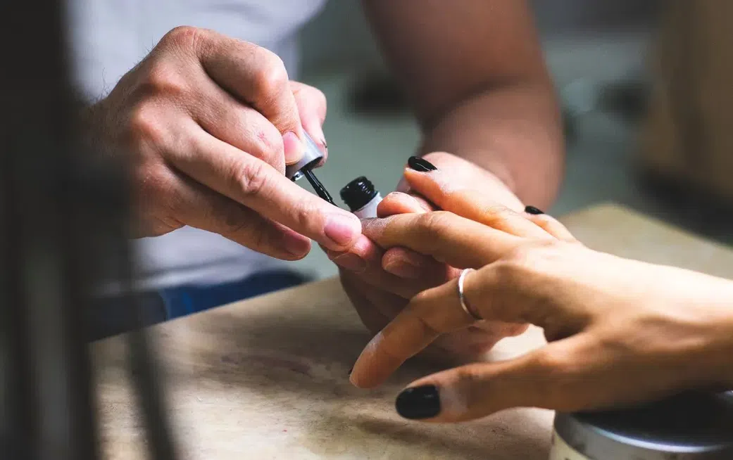Vernis semi-permanents : un danger toxique et cancérigène ?