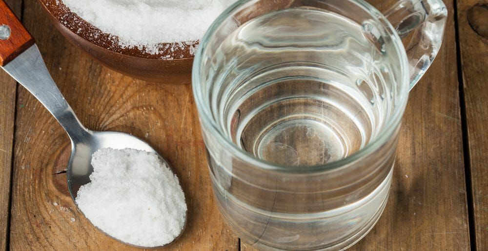 Boire de l’eau salée : une médecin alerte sur cette tendance TikTok