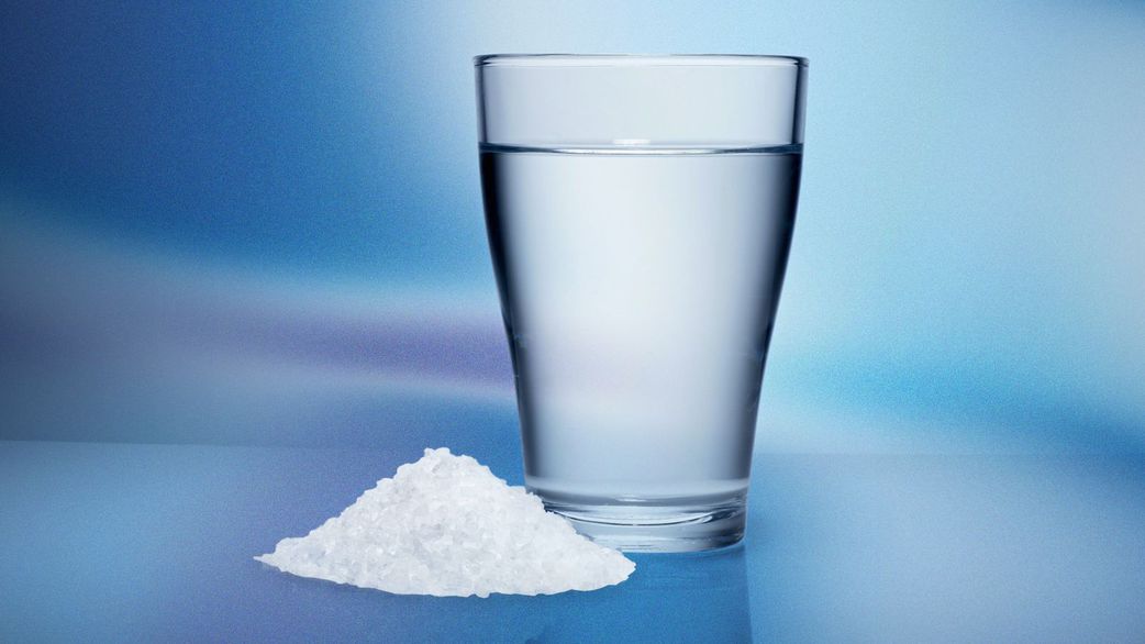 Boire de l’eau salée : une médecin alerte sur cette tendance TikTok