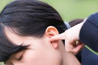 Oreille qui siffle : quelles sont les causes ?