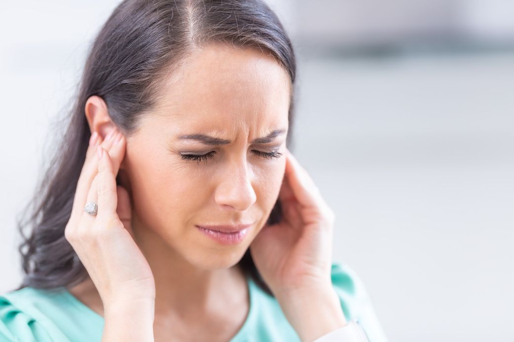 Oreille qui siffle : quelles sont les causes ?