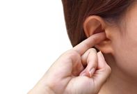 Oreille qui siffle : quelles sont les causes ?