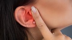 Oreille qui siffle : quelles sont les causes ?