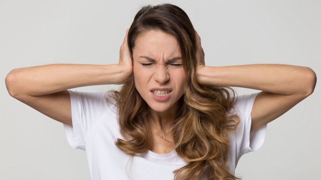 Oreille qui siffle : quelles sont les causes ?