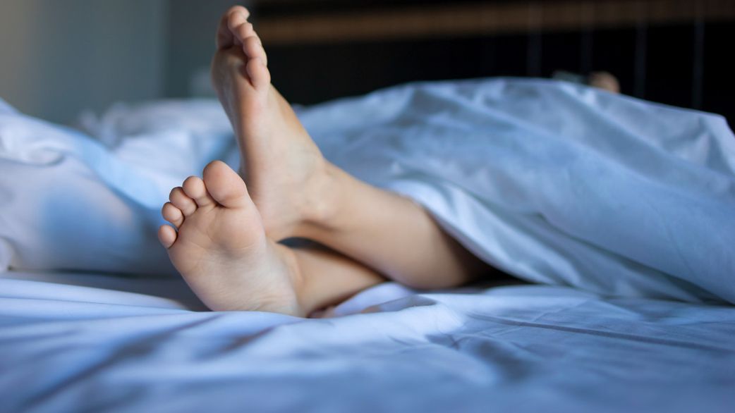 Ce geste étrange au lit agirait comme un somnifère naturel !