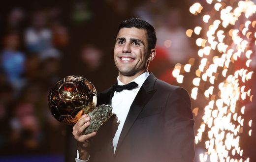 L-Espagnol-Rodri-avec-le-Ballon-d-or-2024-1965770