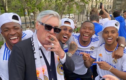 Ancelotti celebrating the La Liga triumph with his Real Madrid players