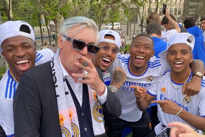 Ancelotti celebrating the La Liga triumph with his Real Madrid players