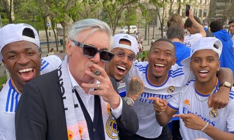 Ancelotti celebrating the La Liga triumph with his Real Madrid players