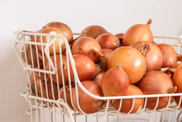 How to store onions the right way so they last longer [Bagels and Lasagna]