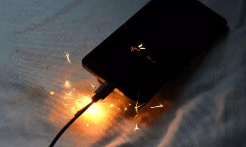 Do not leave your phone to charge overnight [YahooNewsUK]