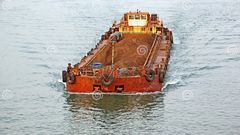 péniche-de-transport-de-cargaison-de-minerai-de-fer-89476029