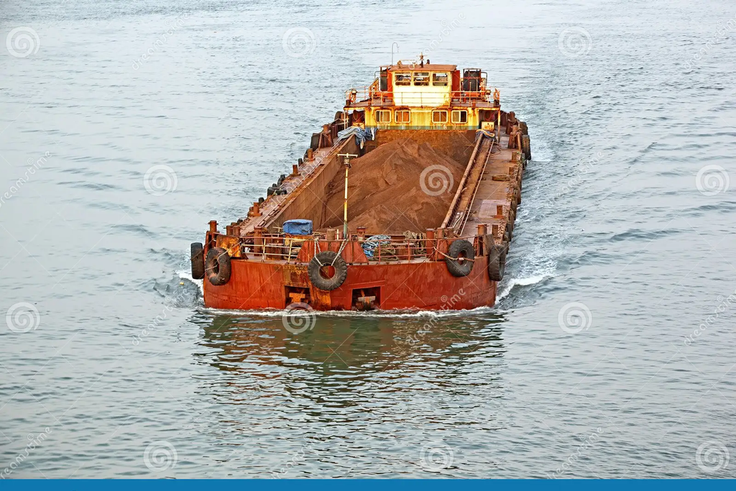 péniche-de-transport-de-cargaison-de-minerai-de-fer-89476029