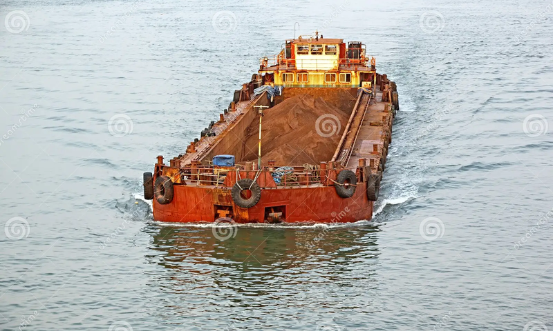 péniche-de-transport-de-cargaison-de-minerai-de-fer-89476029