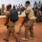 Des militaires burkinabés portent un cercueil lors de l'enterrement des 27 soldats tués alors qu'ils escortaient 207 véhicules dans un convoi à Gaskinde