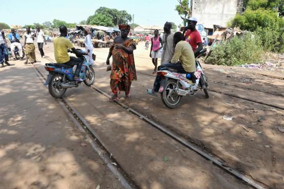 Les moto-taxis sont devenus courants dans le paysage dakarois.