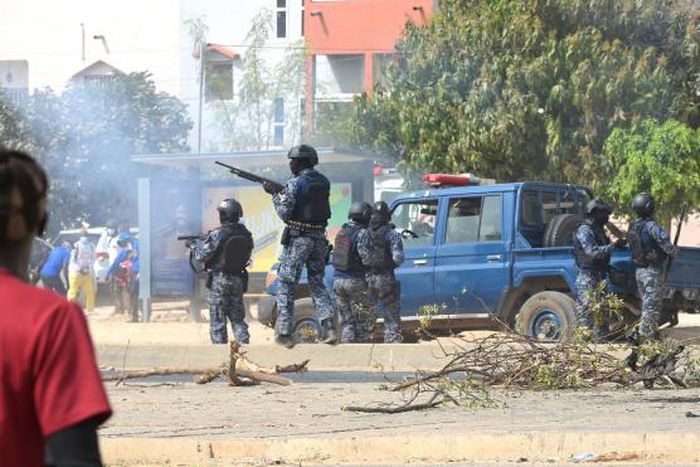 Des policiers repoussent des manifestants lors d’une manifestation à Dakar, le 16 mars 2023 SEYLLOU - AFP