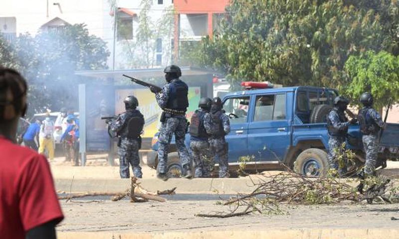 Des policiers repoussent des manifestants lors d’une manifestation à Dakar, le 16 mars 2023 SEYLLOU - AFP