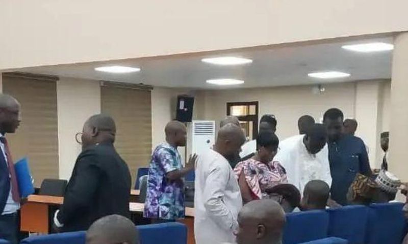 Une bagarre éclate entre le procureur et un avocat en Guinée