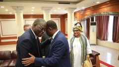 Macky Sall et khalifa Sall en accolade