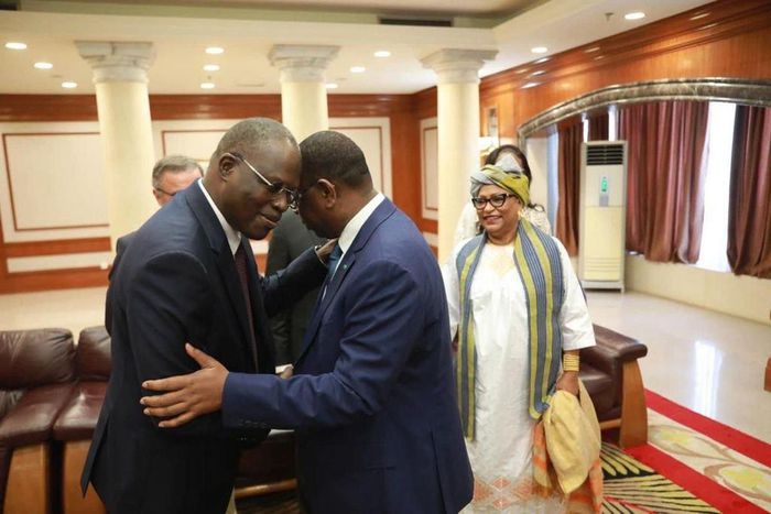 Macky Sall et khalifa Sall en accolade