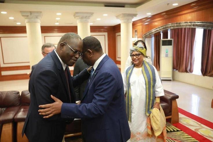 Macky Sall et khalifa Sall en accolade