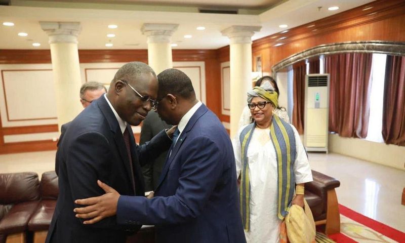 Macky Sall et khalifa Sall en accolade