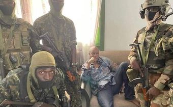 Le président Alpha Condé entre les mains des Forces Spéciales guinnéenne