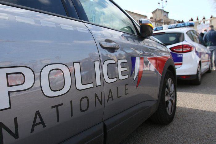 L’homme a tenté de s’échapper en courant avec l’arme à la main