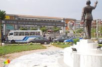 Une statue à l'effigie de Cheikh Anta Diop devant l'université qui porte son nom