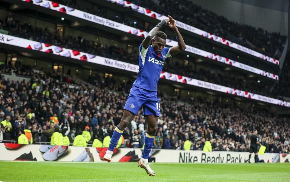 Jackson célèbre son triplé contre les Spurs avec un 'siuuu' CRÉDIT  Robin JonesGetty Images