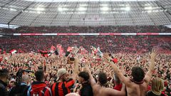 Les supporters du Bayer Leverkusen exultent sur la pelouse de la BayArena après le sacre de leur équipe en championnat d'Allemagne, le 14 avril 2024  AFP INA FASSBENDER